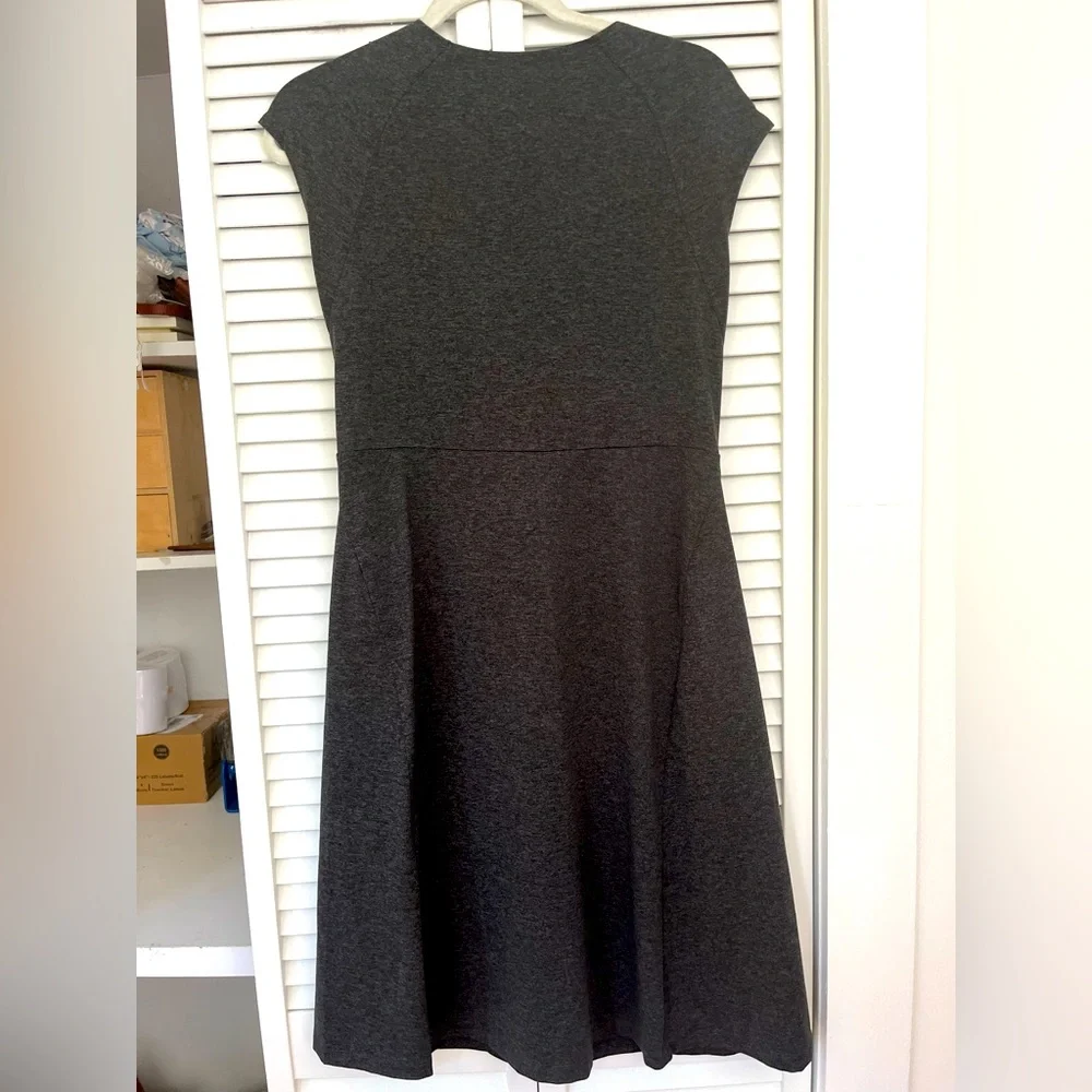Patagonia V neck cap sleeve flare dress Sz medium gray Knee Length